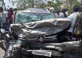 ഗുണ്ടൽ പേട്ടയിൽ ലോറിയും കാറും കൂട്ടി ഇടിച്ച് അപകടം രണ്ട് പേർ മരണപ്പെട്ടു ഒരു കുട്ടിയുടെ നില ഗുരുതരം