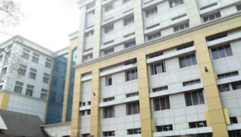 സ്കൂട്ടർ യാത്രികയുട‌െ മരണം: മെ‍ഡിക്കൽ കോളജിൽ ചികിത്സപ്പിഴവെന്ന് പരാതി; വേണ്ടത്ര പരിഗണനയോ ചികിത്സയോ ലഭിച്ചില്ലെന്ന് കുടുംബം