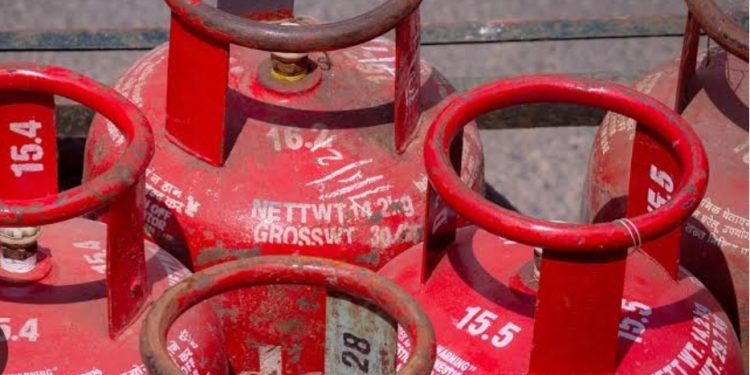 അനധികൃതമായി സൂക്ഷിച്ചിരുന്ന സിലിണ്ടറുകള്‍ പിടിച്ചെടുത്തു