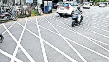 റോഡിൽ തലങ്ങും വിലങ്ങും വെള്ള വരകൾ; കുഴങ്ങി യാത്രക്കാർ