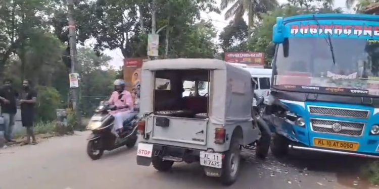 സ്വകാര്യ ബസ്സും ജീപ്പും കൂട്ടിയിടിച്ച് അപകടം