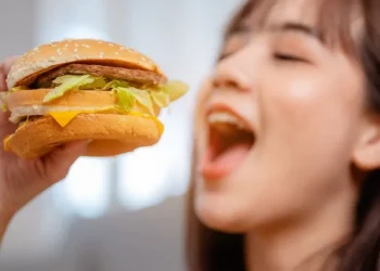 ഫാസ്റ്റ്ഫുഡ് കഴിച്ചും ശരീരഭാരം കുറയ്ക്കാനാകുമോ?; ഡയറ്റിലെ മിഥ്യാധാരണകളെക്കുറിച്ച് ഫിറ്റ്‌നസ് കോച്ച്