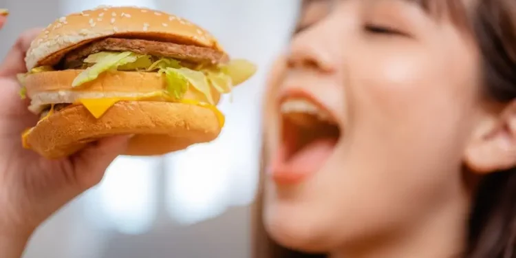 ഫാസ്റ്റ്ഫുഡ് കഴിച്ചും ശരീരഭാരം കുറയ്ക്കാനാകുമോ?; ഡയറ്റിലെ മിഥ്യാധാരണകളെക്കുറിച്ച് ഫിറ്റ്‌നസ് കോച്ച്