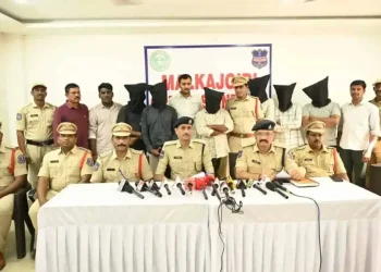 സ്വവർഗാനുരാഗികളുടെ ഡേറ്റിങ് ആപ്പുപയോഗിച്ച് വിളിച്ചുവരുത്തും, പണവും സ്വർണവും തട്ടും; ആറംഗസംഘം പിടിയിൽ