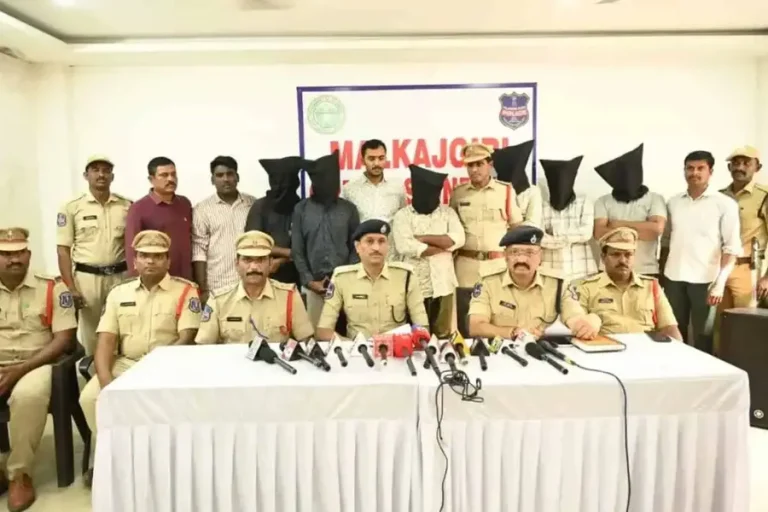 സ്വവർഗാനുരാഗികളുടെ ഡേറ്റിങ് ആപ്പുപയോഗിച്ച് വിളിച്ചുവരുത്തും, പണവും സ്വർണവും തട്ടും; ആറംഗസംഘം പിടിയിൽ