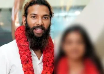 കുംഭമേള പെൺകുട്ടിയെ നേരിൽ കാണാതെ മടങ്ങില്ലെന്ന് മധ്യപ്രദേശ് പൊലീസ്; ഹാജരാകില്ലെന്ന് വൈറൽ താരം