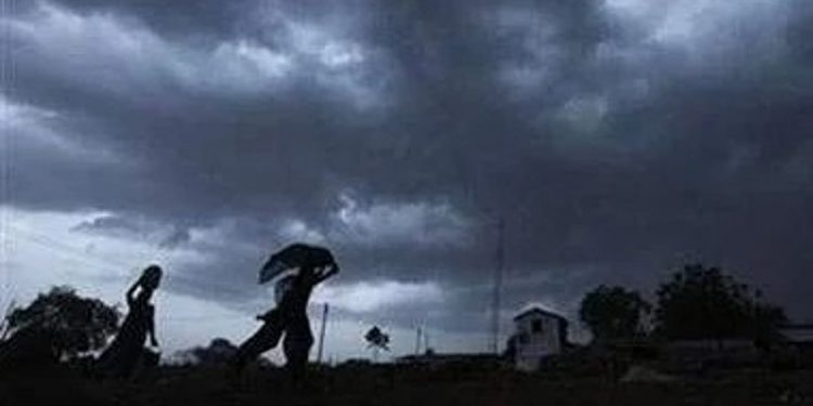 കടുത്ത ചൂടില്‍ നിന്ന് ആശ്വാസമാകുമോ? ശക്തമായ മഴ വരുന്നു; ബുധനാഴ്ച നാലു ജില്ലകളില്‍ യെല്ലോ അലര്‍ട്ട്