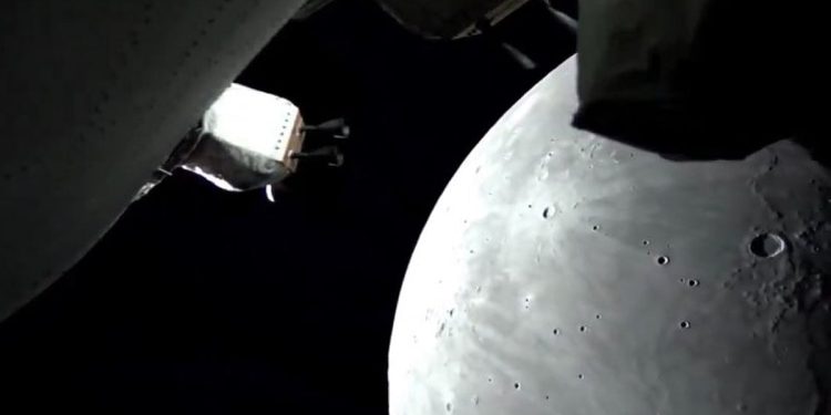 ആര്‍ട്ടെമിസ് II: ഓറിയോണ്‍ പേടകം ചന്ദ്രന് സമീപത്ത്, ദൃശ്യങ്ങള്‍ പങ്കുവെച്ച് മസ്‌ക്