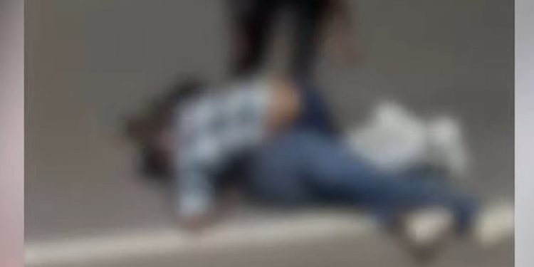 അതിക്രൂര കൊലപാതകം; യുവാവിനെ റോഡില്‍ മര്‍ദ്ദിച്ച് കൊലപ്പെടുത്തി