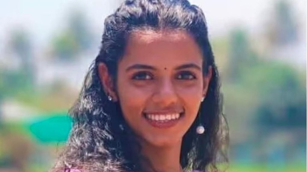 ബന്ധുവിനെ ആശുപത്രിയില്‍ എത്തിക്കുന്നതിനിടെ അപകടം; വൈദ്യുതി പോസ്റ്റ് ഒടിഞ്ഞ് വാഹനത്തിന് മുകളിലേക്ക് വീണു, യുവതിക്ക് ദാരുണാന്ത്യം