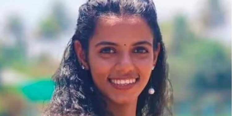 ബന്ധുവിനെ ആശുപത്രിയില്‍ എത്തിക്കുന്നതിനിടെ അപകടം; വൈദ്യുതി പോസ്റ്റ് ഒടിഞ്ഞ് വാഹനത്തിന് മുകളിലേക്ക് വീണു, യുവതിക്ക് ദാരുണാന്ത്യം