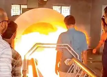 താക്കോല്‍ എത്തിക്കാതെ ജീവനക്കാരന്‍, ശ്മശാനത്തിന്റെ പൂട്ടുപൊളിച്ച് സംസ്‌കാരം; പുറത്തേയ്ക്ക് തീ ആളി