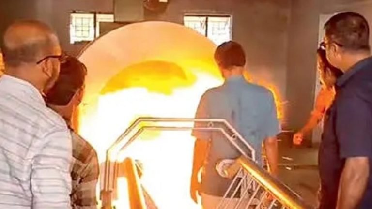 താക്കോല്‍ എത്തിക്കാതെ ജീവനക്കാരന്‍, ശ്മശാനത്തിന്റെ പൂട്ടുപൊളിച്ച് സംസ്‌കാരം; പുറത്തേയ്ക്ക് തീ ആളി