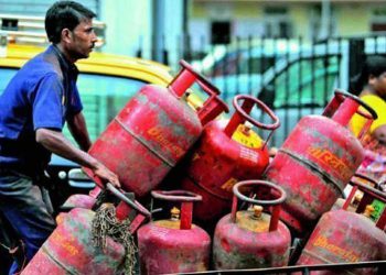 വീണ്ടും വില കൂട്ടി; എൽപിജി സിലിണ്ടറിന് 195.50 രൂപ, പ്രീമിയം പെട്രോളിന് 11 രൂപ വര്‍ധന