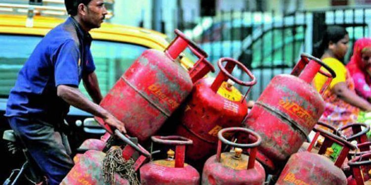 വീണ്ടും വില കൂട്ടി; എൽപിജി സിലിണ്ടറിന് 195.50 രൂപ, പ്രീമിയം പെട്രോളിന് 11 രൂപ വര്‍ധന