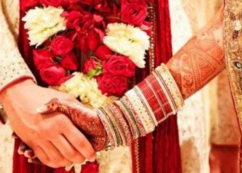 സദ്യയ്‌ക്കൊപ്പം ‘ഭാഗ്യവും’ വിളമ്പി; കല്യാണത്തിന് വന്നവര്‍ക്ക് ‘കാരുണ്യ ലോട്ടറി’ സമ്മാനിച്ച് കുടുംബം