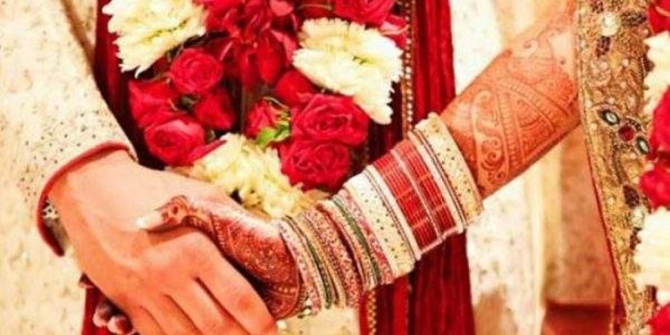 സദ്യയ്‌ക്കൊപ്പം ‘ഭാഗ്യവും’ വിളമ്പി; കല്യാണത്തിന് വന്നവര്‍ക്ക് ‘കാരുണ്യ ലോട്ടറി’ സമ്മാനിച്ച് കുടുംബം