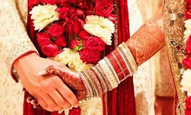 സദ്യയ്‌ക്കൊപ്പം ‘ഭാഗ്യവും’ വിളമ്പി; കല്യാണത്തിന് വന്നവര്‍ക്ക് ‘കാരുണ്യ ലോട്ടറി’ സമ്മാനിച്ച് കുടുംബം