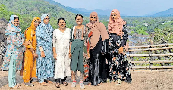 വാൽപാറ അപകടം: പോസ്റ്റ്മോർട്ടം പൂർത്തിയായി, മൃതദേഹങ്ങളുമായി ആംബുലൻസുകള്‍ മലപ്പുറത്തേക്ക്