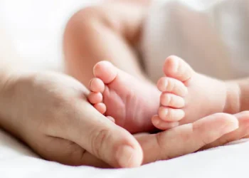 വീട്ടിൽ വച്ച് പ്രസവം, നവജാത ശിശു മരിച്ചു; ഭാര്യ ഗർഭിണിയാണെന്ന് അറിഞ്ഞിരുന്നില്ലെന്ന് യുവാവ്