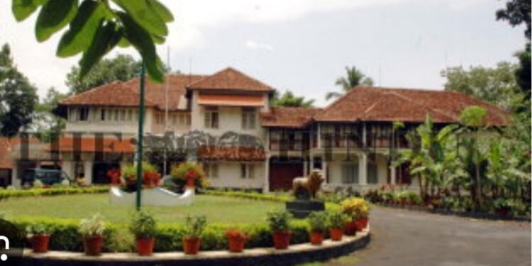 പിണറായിയുടെ പശുക്കൾ ഇനി പുത്തൂരിലെ ‘വിവിഐപികൾ’; 7 പശുക്കളെയും കെഎൽഡിബി ഫാമിലേക്കു മാറ്റി