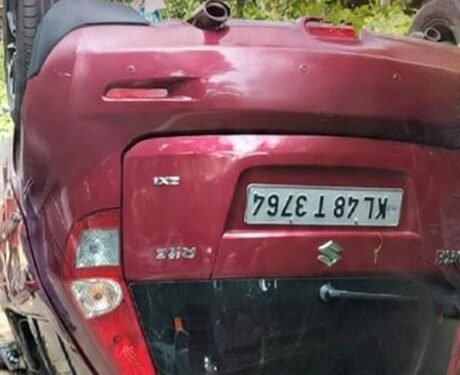 മീനങ്ങാടിയിൽ കാറുകൾ കൂട്ടിയിടിച്ച് മറിഞ്ഞു; യാത്രികന് പരിക്ക്