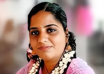 നീങ്ങിത്തുടങ്ങിയ ട്രെയിനിൽ കയറാൻ ശ്രമം: പിടിവിട്ട് വീണു, യുവതിക്ക് ദാരുണാന്ത്യം