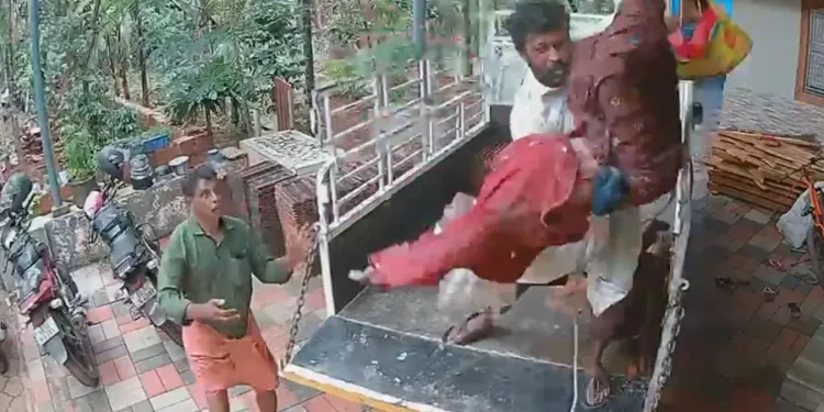 ഇരുനില വീടിന് മുകളിൽ നിന്ന് കാൽ തെറ്റി താഴേക്ക്; ചന്ദ്രിയുടെ ജീവൻ കാത്തത് അയൽവാസിയുടെ കൈകൾ