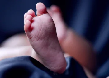 ആശുപത്രിയുടെ ഗേറ്റ് അടച്ചനിലയിൽ, വൈദ്യസഹായം ലഭിച്ചില്ല; പാർക്കിങ് ഏരിയയിൽ പ്രസവിച്ച് യുവതി