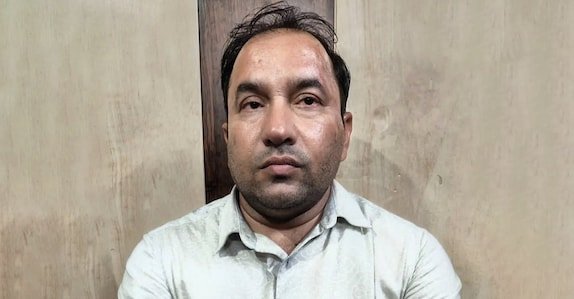 ‘ഡാർലിങ്, ഞാൻ നിനക്കുവേണ്ടി ചോദ്യപ്പേപ്പർ ചോർത്തി’: നീറ്റ് ക്രമക്കേടിൽ അധ്യാപകൻ അറസ്റ്റിൽ