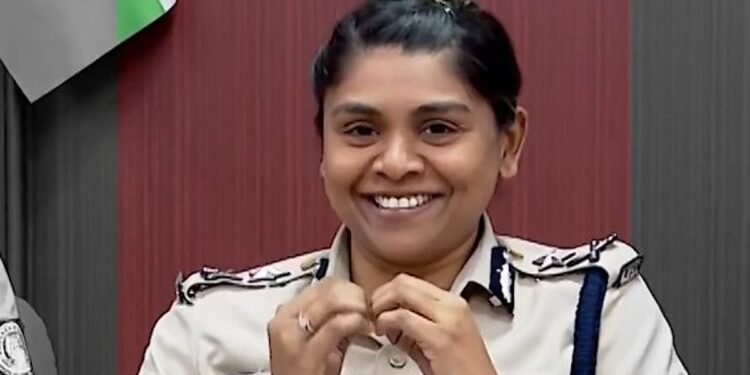 പത്ത് വയസുകാരിയുടെ ബലാത്സംഗം; മാധ്യമപ്രവര്ത്തകര്ക്ക് മുന്നില് ചിരിച്ച് തമാശ പറഞ്ഞ് പൊലീസ് ഉദ്യോഗസ്ഥര്
