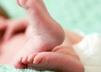 പ്രസവിച്ചയുടൻ നവജാത ശിശുവിനെ വലിച്ചെറിഞ്ഞ 19 കാരിക്കെതിരെ വധശ്രമത്തിന് കേസ്; കുട്ടി മെഡിക്കൽ കോളജിൽ ചികിത്സയിൽ