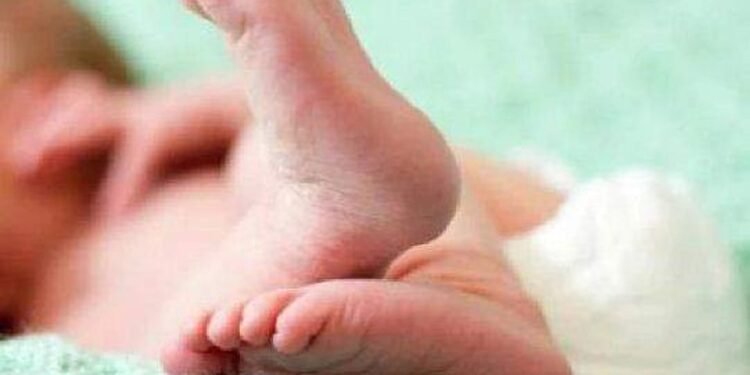 പ്രസവിച്ചയുടൻ നവജാത ശിശുവിനെ വലിച്ചെറിഞ്ഞ 19 കാരിക്കെതിരെ വധശ്രമത്തിന് കേസ്; കുട്ടി മെഡിക്കൽ കോളജിൽ ചികിത്സയിൽ