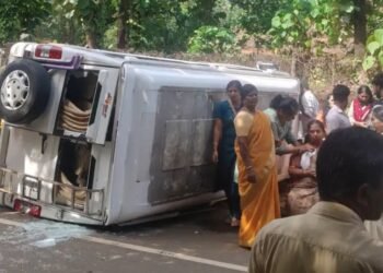 കൊട്ടിയൂർ ക്ഷേത്ര ദർശനത്തിനായി എത്തിയ തീർത്ഥാടകർ സഞ്ചരിച്ചിരുന്ന ട്രാവലർ വാഹനം മറിഞ്ഞ് നിരവധി പേർക്ക് പരിക്കേറ്റു