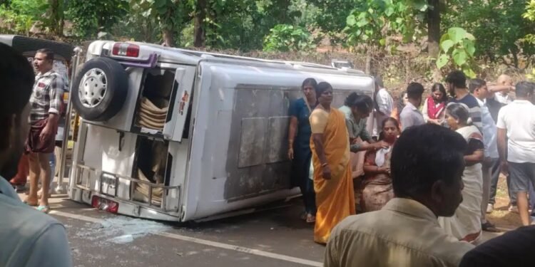 കൊട്ടിയൂർ ക്ഷേത്ര ദർശനത്തിനായി എത്തിയ തീർത്ഥാടകർ സഞ്ചരിച്ചിരുന്ന ട്രാവലർ വാഹനം മറിഞ്ഞ് നിരവധി പേർക്ക് പരിക്കേറ്റു