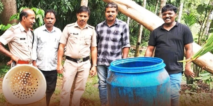 ബത്തേരിയിൽ 200 ലിറ്റർ വാഷും വാറ്റുപകരണങ്ങളും പിടികൂടി