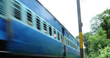 തീപിടിച്ചെന്ന് അഭ്യൂഹം; ട്രെയിനിൽ നിന്ന് ചാടിയവരെ മറ്റൊരു ട്രെയിനിടിച്ചു, 4 മരണം