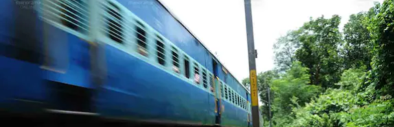 തീപിടിച്ചെന്ന് അഭ്യൂഹം; ട്രെയിനിൽ നിന്ന് ചാടിയവരെ മറ്റൊരു ട്രെയിനിടിച്ചു, 4 മരണം