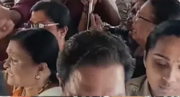 പായസം വിളമ്പുകാരൻ മന്ത്രിയുടെ സ്റ്റാഫ്; കോൺഗ്രസുകാരിയുടെ കൈതട്ടി മന്ത്രിയുടെ തലയിൽ വീണു