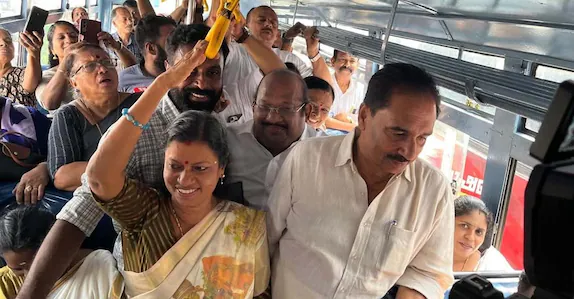 മന്ത്രി ബിന്ദു കൃഷ്ണയുടെ തലയിൽ ചൂടു പായസം വീണു; സംഭവം പ്രിയദർശിനി പദ്ധതിയുടെ ഉദ്ഘാടനത്തിനിടെ