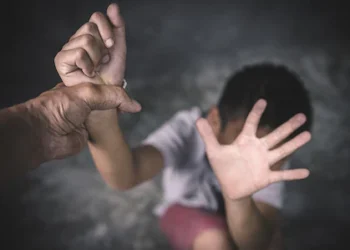 മുടിവെട്ടാനെത്തിയ കുട്ടിയെ പീഡിപ്പിക്കാൻ ശ്രമം; അതിഥിത്തൊഴിലാളി അറസ്റ്റിൽ‌, ബാർ‌ബർ ഷോപ്പ് അടിച്ചു തകർത്തു