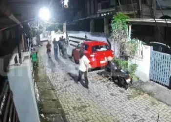 കമന്റടി ചോദ്യംചെയ്തതിന് കൊച്ചിയിൽ പെൺകുട്ടികളെ ആക്രമിച്ചു; നിലത്തിട്ട് ചവിട്ടി;അക്രമികളിൽ സ്ത്രീകളും