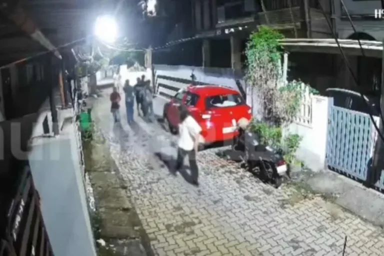 കമന്റടി ചോദ്യംചെയ്തതിന് കൊച്ചിയിൽ പെൺകുട്ടികളെ ആക്രമിച്ചു; നിലത്തിട്ട് ചവിട്ടി;അക്രമികളിൽ സ്ത്രീകളും