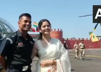 മുട്ടുകുത്തി കാമുകിക്ക് മോതിരം കൈമാറി സൈനിക പൈലറ്റ്; വൈറലായതിനു പിന്നാലെ വിവാദമായി വിവാഹാഭ്യർഥന