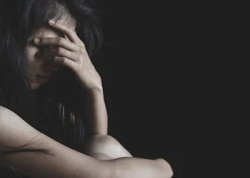 ഭർത്താവിനെ പൂട്ടിയിട്ട് യുവതിയെ കൂട്ടബലാത്സംഗം ചെയ്തു; സ്വകാര്യ ഭാഗത്ത് കല്ലും, വെടിയുണ്ടയും