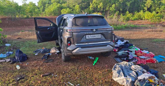 നിർത്തിയിട്ട കാറിൽ രക്തക്കറ; പുറത്ത് സ്ത്രീകളുടേയും കുട്ടികളുടേയും വസ്ത്രങ്ങൾ, അന്വേഷണം