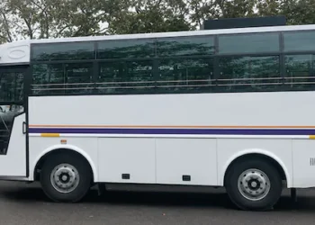 ടൂറിസ്റ്റ് ബസ് ഇനി ‘കളറാകും’; വെള്ള നിറം മാറ്റാൻ ശുപാർശ