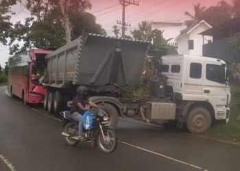 ബസും ടിപ്പർ ട്രെയിലർ ലോറിയും കൂട്ടിയിടിച്ച് അപകടം; രണ്ടുപേർക്ക് പരിക്ക്