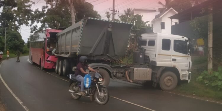 ബസും ടിപ്പർ ട്രെയിലർ ലോറിയും കൂട്ടിയിടിച്ച് അപകടം; രണ്ടുപേർക്ക് പരിക്ക്