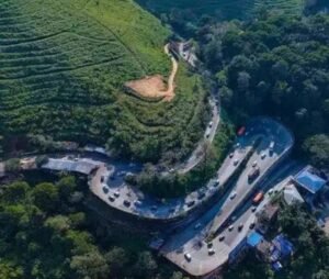 കുറ്റ്യാടി ചുരത്തിലും താമരശേരി ചുരത്തിലും ഗതാഗത തടസ്സം